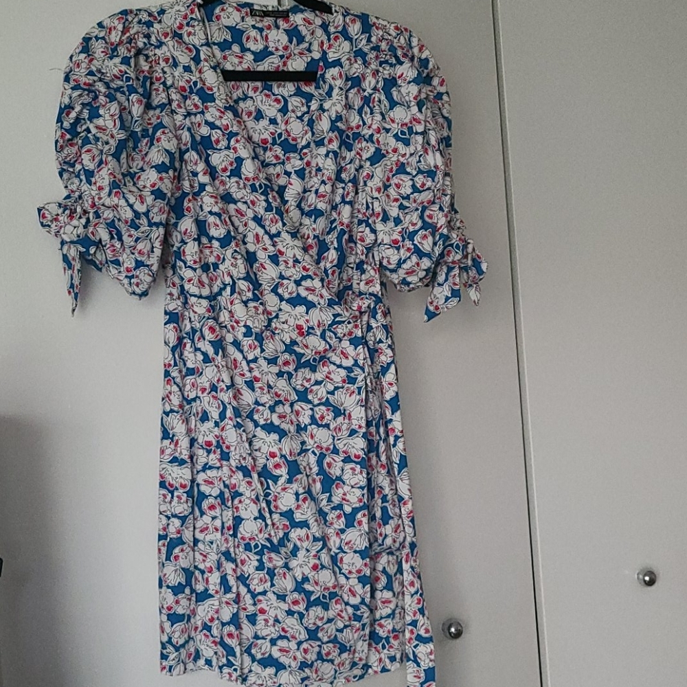 NWOT. Zara wrap dress. Size M.
